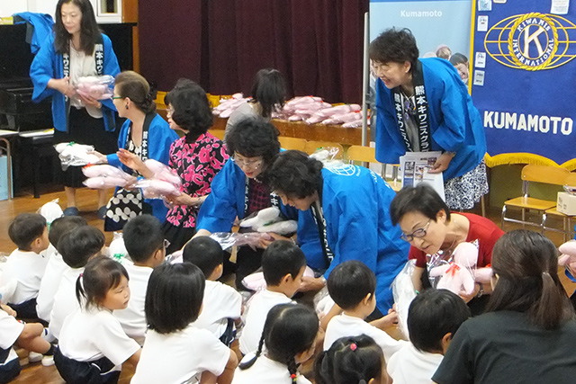 震災で被災した幼稚園へ贈呈訪問